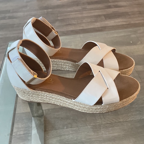 Michael Shannon Womens Sylvie Wedge Espadrille Open Toe White Sandal Shoe Sz 8 - Picture 2 of 6